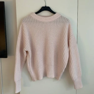 Stickad tröja  - En ljusrosa tjock stickad tröja från Missguided i storlek 34/36 men stor k storleken så mer som en 38 skulle jag säga. Använd bara ett par gånger så i princip som ny. 