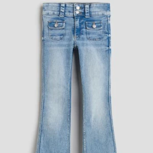 H&m Jeans - Säljer dessa jätte fina jeansen från hm på barnavdelningen, är slutsålda och är i storlek 170 är använda typ 2 gånger och är köpta för en månad sedan. 💕💕