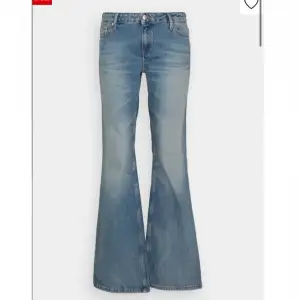 Säljer ett par Tommy Hilfiger jeans som jag har använt ca 3 gånger. Som nya och nypriset är 1300. Dem är low waist men förstora på mig tyvärr. Passar på någon som är 175 eller kortare 