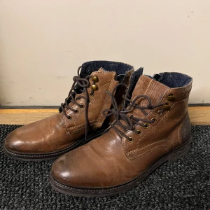 Bugatti Boots - Storlek 43  Använt de typ 1-2 gånger så de är som nya 