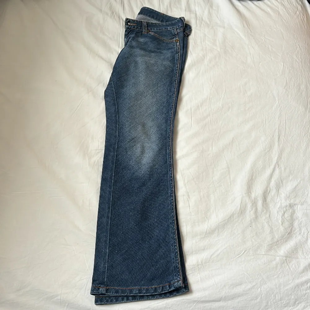 Säljer mina jättefina Lågmidjade bootcut jeans från Wrangler då dom är för korta för mig som är 171❤️ . Jeans & Byxor.