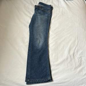 Säljer mina jättefina Lågmidjade bootcut jeans från Wrangler då dom är för korta för mig som är 171❤️ 
