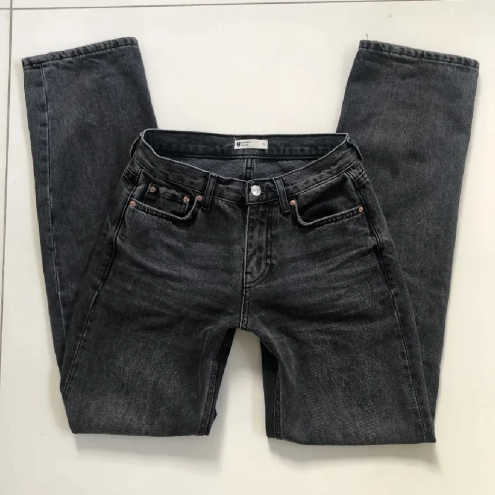 Gina tricots low straight jeans i färgen svart och storlek 32💕 jättebra skick, jättefina!🫶🏼 bara att fråga ifall du har nån fråga💕 nypris 500kr💘. Jeans & Byxor.