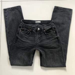 Gina tricots low straight jeans i färgen svart och storlek 32💕 jättebra skick, jättefina!🫶🏼 bara att fråga ifall du har nån fråga💕 nypris 500kr💘