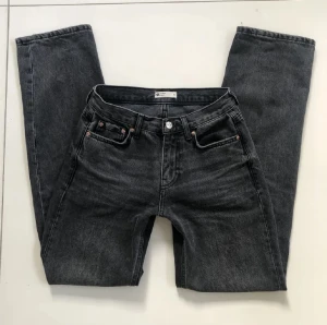 Straight low jeans från Gina!💕 - Gina tricots low straight jeans i färgen svart och storlek 32💕 jättebra skick, jättefina!🫶🏼 bara att fråga ifall du har nån fråga💕 nypris 500kr💘