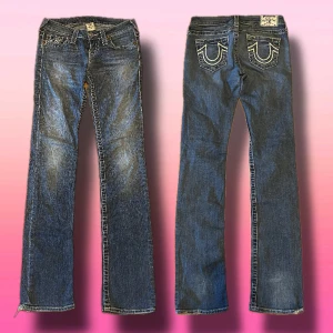 True Religion Jeans Lågmidjade  - Ett par jättefina True Religion Jeans i en Lågmidjad modell. Byxorna är i straight fit och 9/10 skick. Plagget har väldigt fin blekning på låren och tjock broderat märke på fickorna där bak. Skriv om ni har frågor ☺️