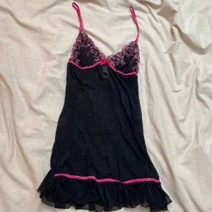 Superfint nattlinne / topp med rosdetaljer - Så himla fint y2k nattlinne / topp i mesh med volang och rosa detaljer. Rosett och så fina rosdetaljer på. Knappt använd!💕💕 Storlek 36/38