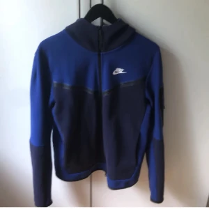 Tech fleece  - Hej säljer den här då den inte kommer till användning