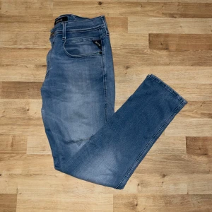 Replay anbass  - Nu säljer vi ett par trendiga och snygga Replay anbass i strl 34. Vi utgår ifrån 449kr men pris går att diskutera vid snabb affär. 