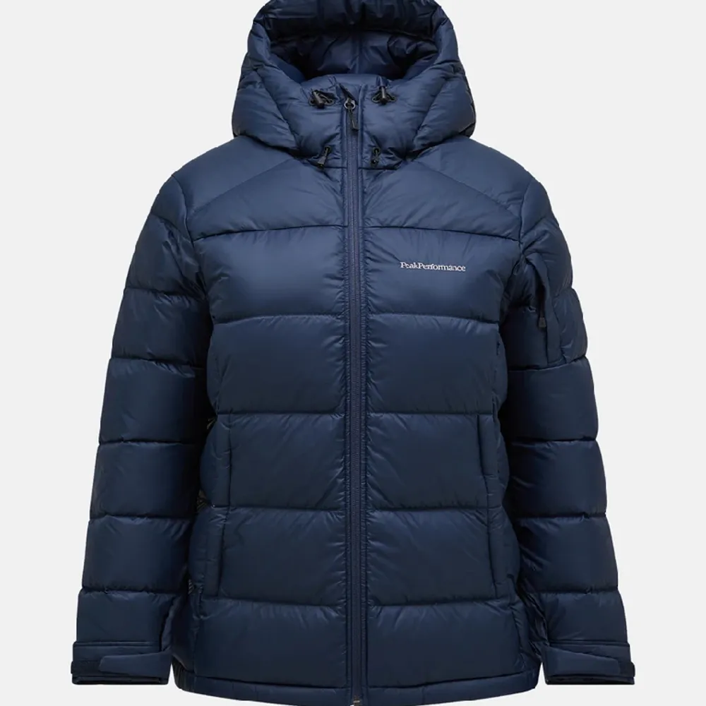 PeakPerformace dunjacka i modellen frost down jacket dam. Storlek S. Sparsamt använd och i väldigt bra skick. Nypris: 4200kr. . Jackor.