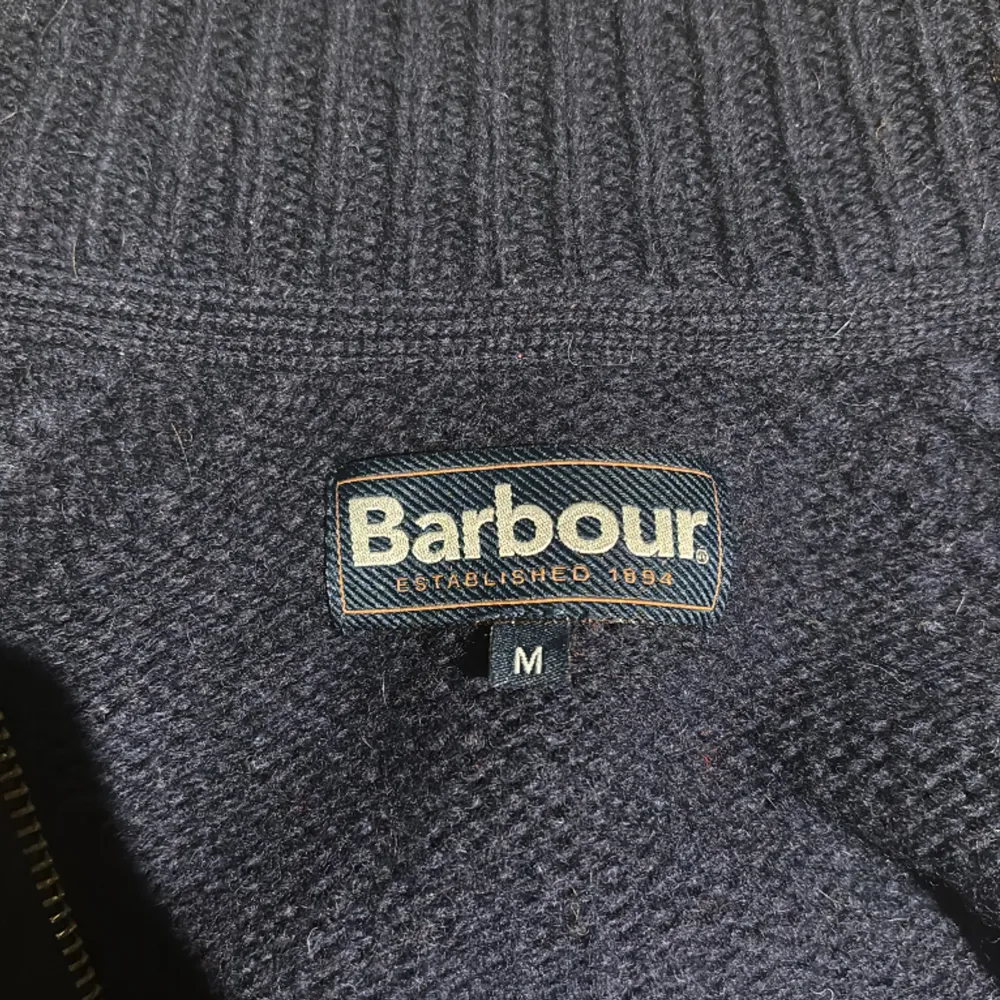 Sjukt snygg stickad Barbour tröja i fint skick! Cirka en månad gammal. Sitter hur bra som helst och nypriset är 1700kr! Hör gärna av dig vid frågor och funderingar!. Tröjor & Koftor.