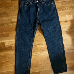 Mörkblåa jeans  - Har inte haft på mig dom alls