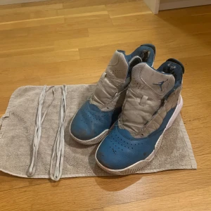 Jordan skor - Säljer min gamla jordan skor. Det är dåk trasiga i hälen. Lite smittsiga men de går att tvätta bort. Skorna är real. Sko snören går att sätta på. Sko block ingår ej. 