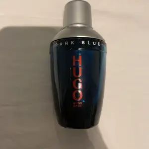 Säljer min Hugo Boss parfym Dark blue. Luktar riktigt gott! Cirka 70/75ml kvar. Förvarat mörkt och torrt. Kan ev gå ner i pris vid snabb affär! Byten är också intressanta!