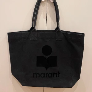 Isabel Marant väska - Säljer denna tote bag ifrån Isabel Marant. Sparsamt använd, utan större defekter. Vid mer frågor/bilder är det bara att höra av sig. Orginalpris: 2200 kr.