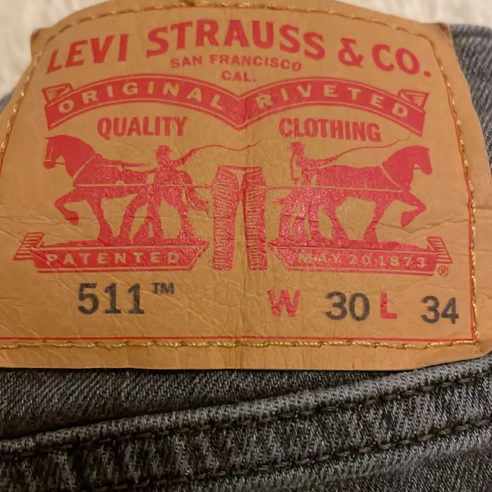 Snygga Levi’s jeans i modellen 511. De är använda ett fåtal gånger och de är i ett grymt skick. Nypris 1199. Skriv gärna vid frågor eller fler bilder. Säljer de för att de tyvärr har blivit försmå.. Jeans & Byxor.