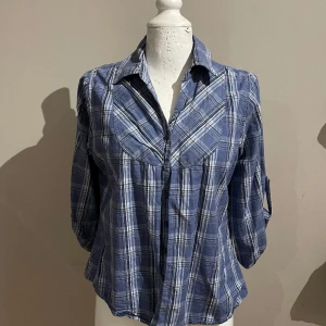 Rutig skjorta  - Går att fälla ner ärmarna, står storlek 46 men skulle snarare säga 40/42.