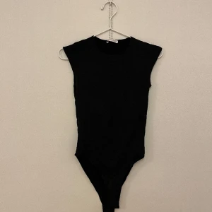Body från zara🖤 - Super snygg body från zara! Sitter som en smäck! Storlek M men ganska liten i storleken så passar både xs och s!🩶