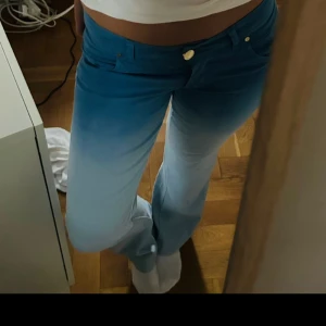 Coola fade jeans  - UR coola jeans i ombre?! Hur snygga? Lågmidjade och helt perfekta helt enkelt💙💙perfekt skick Köpta vintage  Midja: 42 cm Innerbensmått: 81cm
