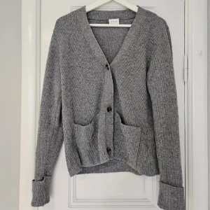 Stickad kofta - Stickad kofta från vila i nyskick, använd en gång. Nypris 500 kr. Var tyvärr ej min stil❤️