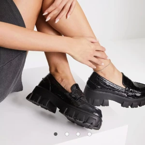 Loafers - Skitsnygga loafers med högre sula. Tyvärr har jag för feta fötter :,(. Helt nya i skokartong. Nypris 379.