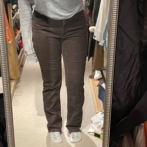 Bruna jeans - Säljer mina jättesnygga bruna jeans från Brax. Knappt använda och har inga defekter