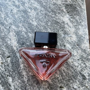 Prada paradoxe intense parfym - Säljer nu min näst in till oanvända prada parfym. Luktar helt magiskt men min näsa tål den inte tyvärr… Kommer inte gå ner i pris då jag köpte den för 1350kr, så det är redan prutat och klart!