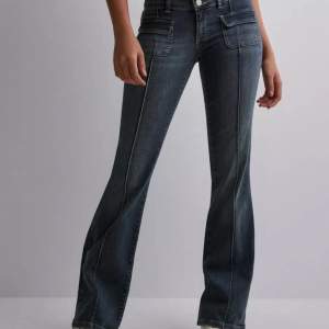 Säljer dessa snygga jeans pga att det var för sent att returnera dom prislappen sitter kvar och allt dom är helt nya endast testade. Köpta för 699 säljer för 550 plus frakt. 