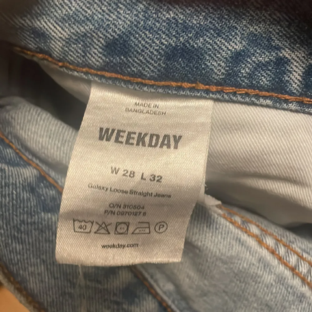Hej! Säljer dessa loose straight jeans i en ljusblå färg från Weekday då jag har bytt stil. •W28-L32 •Nypris: 600kr •Säljer för: 200kr •Skick: 7/10-lite skadade längst ner och missfärgade vid gylfen. •Skriv privat om du har några frågor! Mvh, Gusten. Jeans & Byxor.