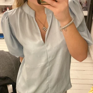 Ljusblå silkestopp! - Jätte söt ljusblå silkes topp från hm! 😇Så skönt material och jätte fint, både till vardags och till finare middagar💕 Säljer då jag inte riktigt fått användning för den
