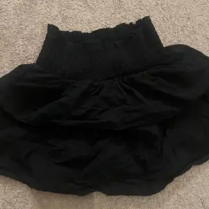 Tryck inte på KÖP NU! En svart fin volang kjol från SHEIN. Säljer för att den är för liten, väldigt basic men ändå väldigt snygg! Helt ny (aldrig använd) 