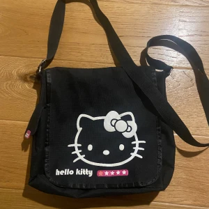 Hello Kitty väska ☆彡 - Jättegullig hello kitty väska, axelremmen är justerbar och kan bli  1,25 cm lång, väskan är 30x30 🫶🏻  