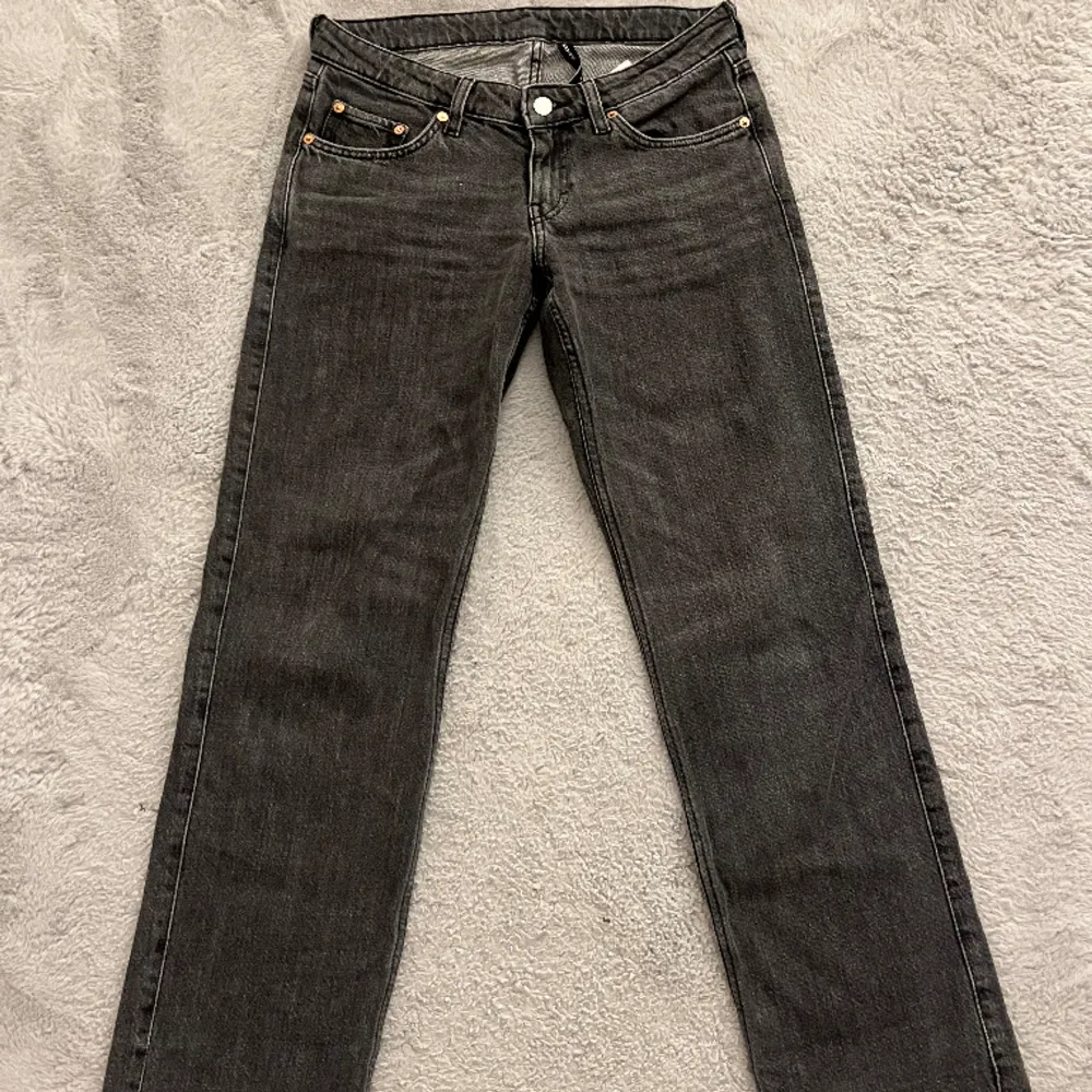 jättesnygga weekday jeans i modellen low arrow som inte kommer till användning för köpte o för stor storlek💓 storlek 27/32. Jeans & Byxor.