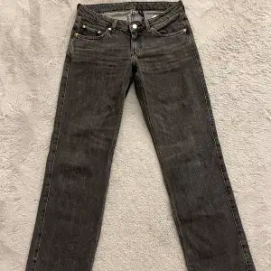 jättesnygga weekday jeans i modellen low arrow som inte kommer till användning för köpte o för stor storlek💓 storlek 27/32