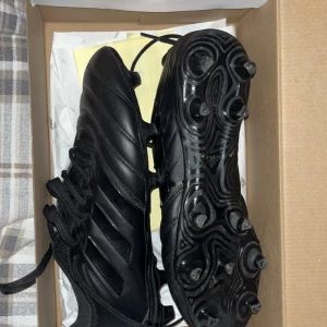 Adidas fotbollsskor - Säljer mina adidas skor då dom inte passar mig, 10/10 skick endast testade en gång sen har dom bara legat. Vid frågor kom privat(: kan sänka något vid snabbaffär