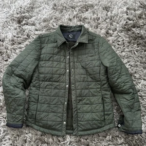 Cubus jacka  - En jätte fin, skön och lätt mörk grön jacka från Cubus. Storlek M. Finns inget som e trasigt eller förstört eller några fläckar, den är i perfekt skick