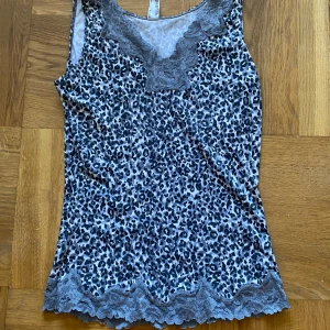 leopard linne - nyskick, sitter tajt på kroppen. nylon. Står storlek XL men den är absolut S