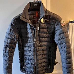 Jacka  - Vår/höstjacka  Strl xs. Köpt på johnells 