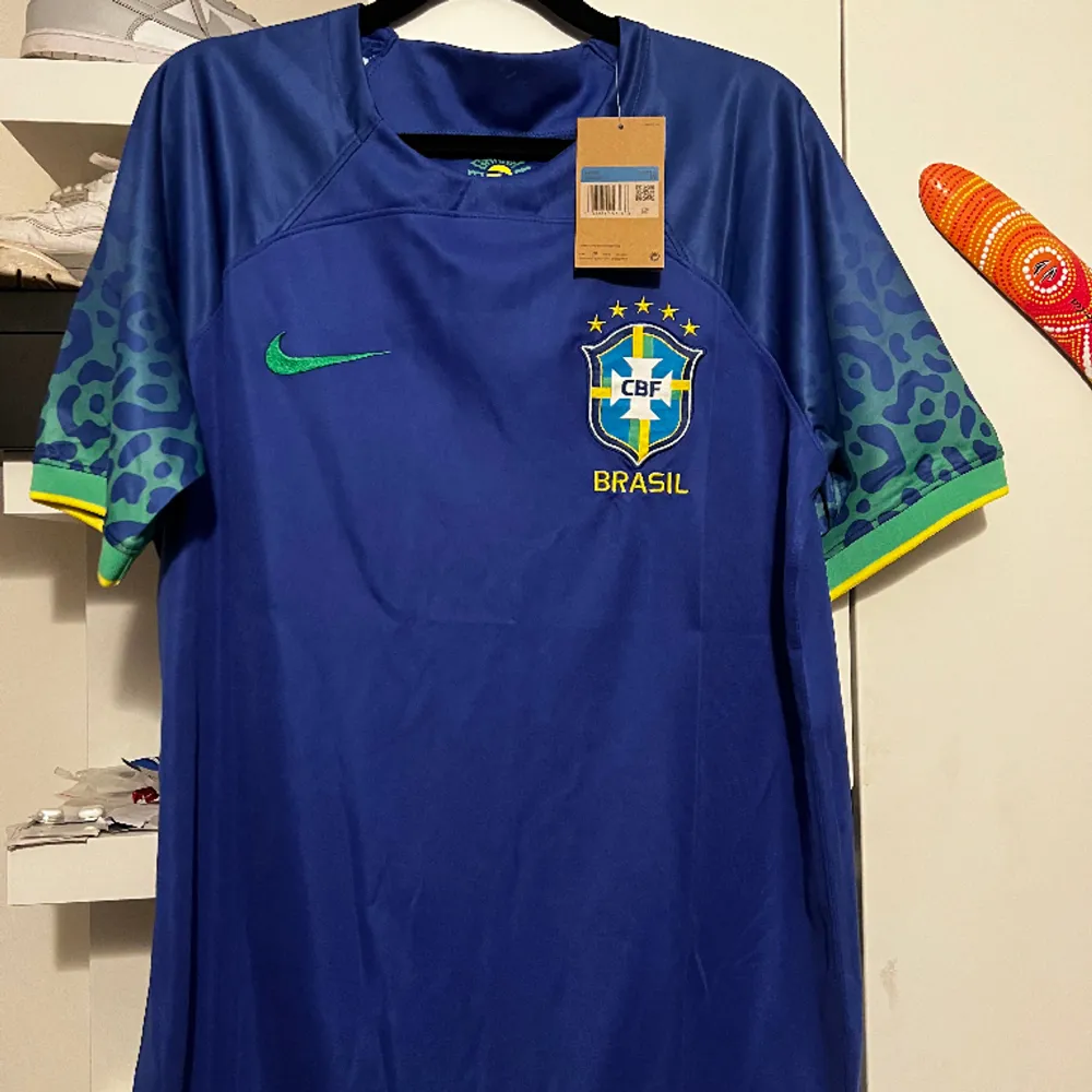 Säljer min Brazil tröja för att den inte passar. Den är helt ny. Skriv gärna för fler bilder eller frågor.. T-shirts.
