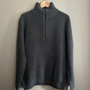 Snygg stickad trlj - Snygg stickad tröja, den är väldigt bekväm att ha på sig och är med halv zip. Tveka inte på att höra av er om ni har frågor eller funderingar. Fler bilder kan tas 