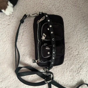 Nunoo väska - En liten nunoo väska som inte kommer till användning. Silverkedja medföljer!🤍 Nypris 1199kr