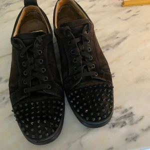 Christian Loubutin skor - Äkta såklart! Mycket bra pris, Nypris ca 10 000kr. Skorna är lite slitna på insidan men annars i gott skick. Hör av er vid fler frågor.