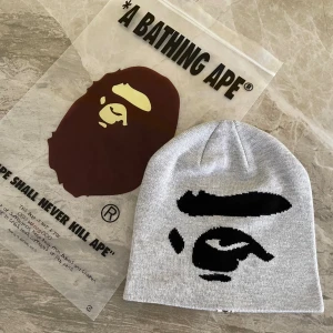 Bale beani-mössa - Bape beani i ny skick, vid fler frågor och önskan om bilder så får ni jätte gärna höra av er. 