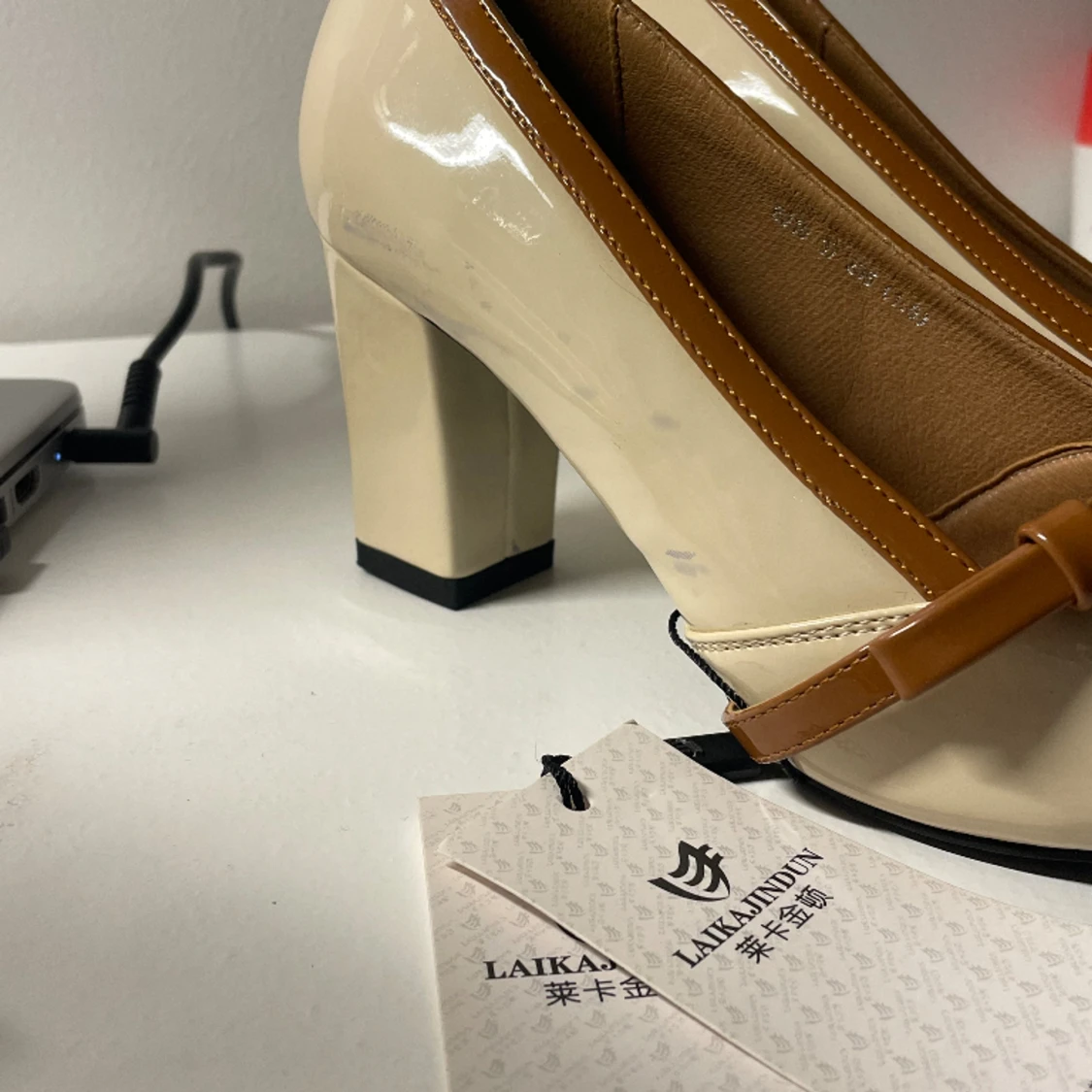 Beige klackar med brun rosett - 90