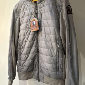 Parajumper jacka - Hjälper att sälja min killes jacka. I fint skick, använd ett fåtal gånger. Mest legat i garderoben. Kan mötas i Helsingborg 