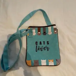 Jag säljer denna jätte söta ljus blåa cats lover väska. Det är en axelväska och använda ett fåtal gånger så i nyskick.😊