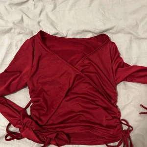 Röd långärmad t-shirt - Jättesnygg tröja som är för kort på mig. Aldrig använd, skriv privat för fler bilder😊