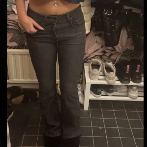 Svarta bootcut Levi’s jeans  - Nu säljer jag dessa super fina mid/low waist bootcut Levi’s jeansen!😍 Nypris 1550kr Älskar dessa Såå skönt material verkligen! Även ganska stretchiga!😍 Stlk W24/L32 Midjemåttet rakt över är är 32 cm och innerbenslängden är 80 cm💗