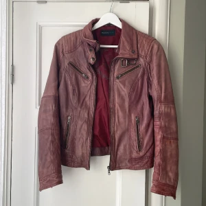 Skinnjacka - Oanvänd skinnjacka i storlek 34. 