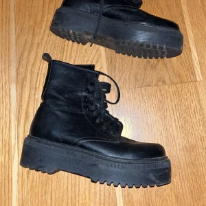 Kängor - Svarta kängor med platåsula från asos. Använda men i fint skick, endast lite smuts under sulan(tvättas givetvis innan frakt). Det är inte läder.